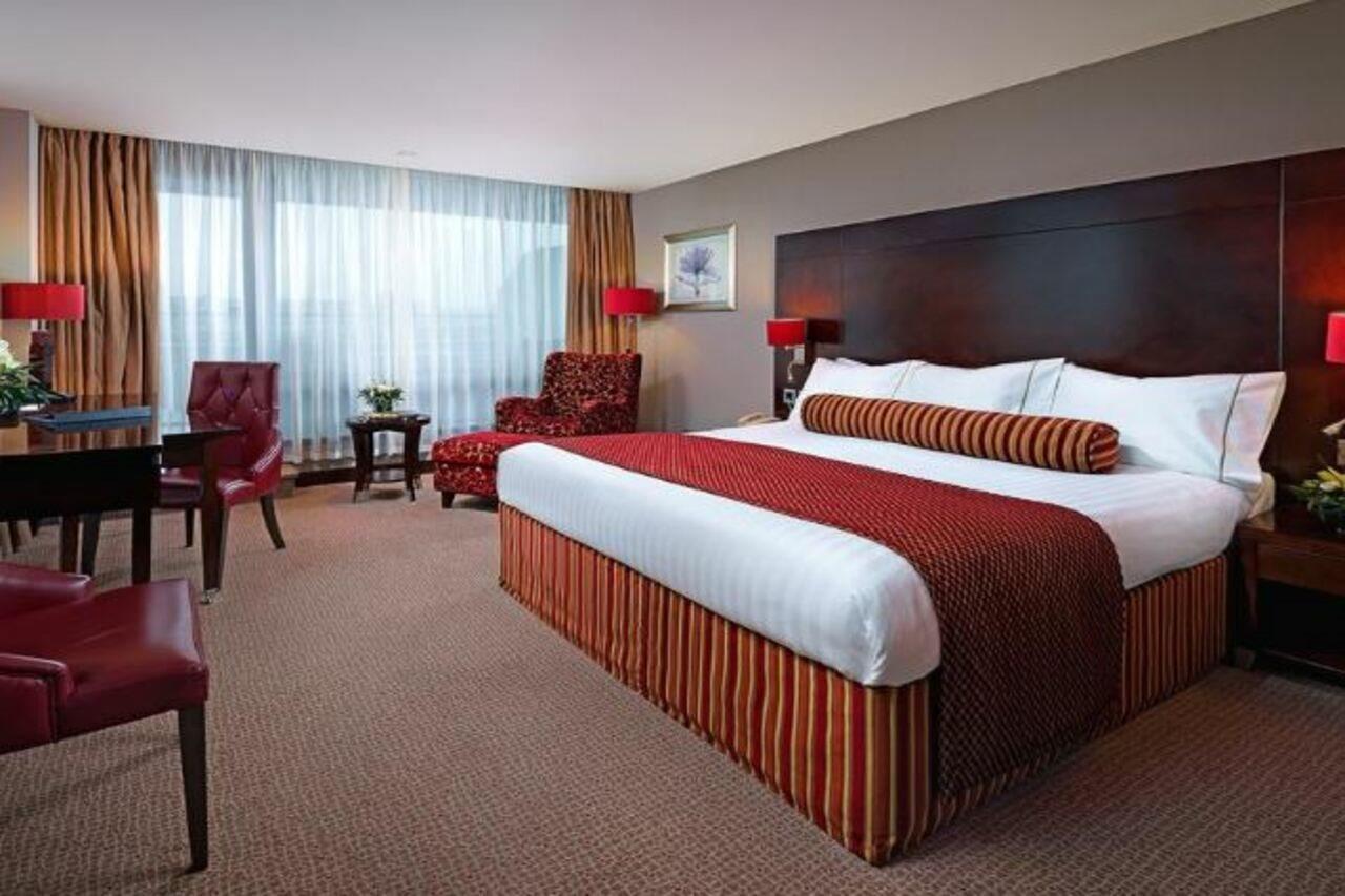The Savoy Hotel ลิเมอริค ภายนอก รูปภาพ A bedroom at the Hilton London Heathrow