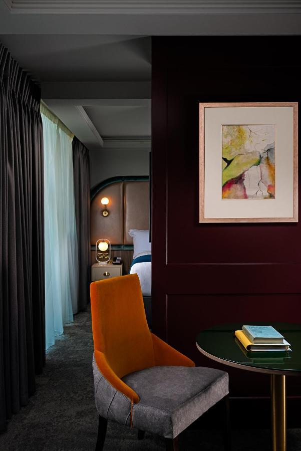The Savoy Hotel ลิเมอริค ภายนอก รูปภาพ A suite at the hotel