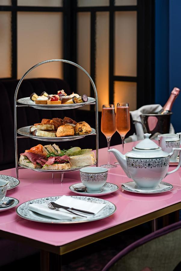 The Savoy Hotel ลิเมอริค ภายนอก รูปภาพ Afternoon tea at the Mandarin Oriental, Hong Kong