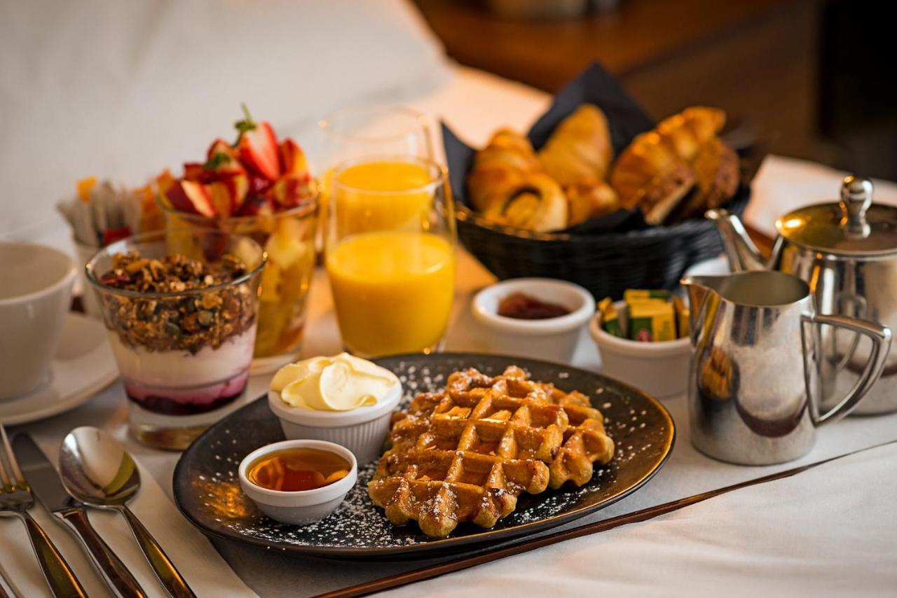 The Savoy Hotel ลิเมอริค ภายนอก รูปภาพ A breakfast at the hotel