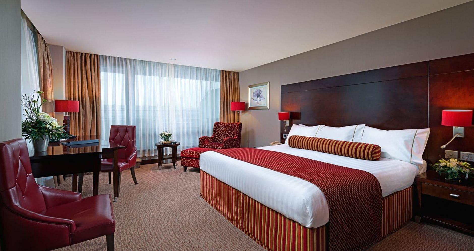 The Savoy Hotel ลิเมอริค ภายนอก รูปภาพ A bedroom at the Hilton London Heathrow