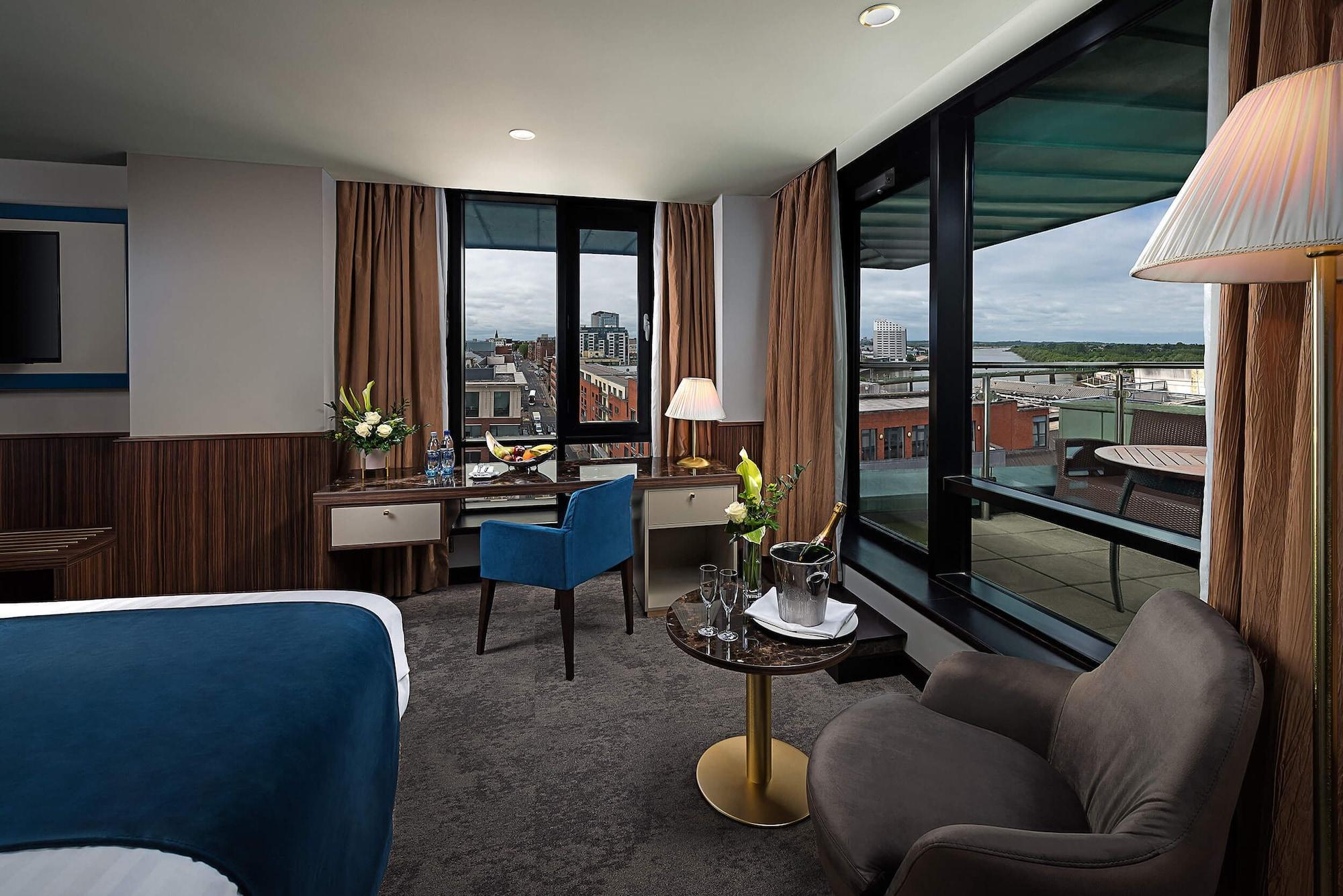 The Savoy Hotel ลิเมอริค ภายนอก รูปภาพ A room at the hotel