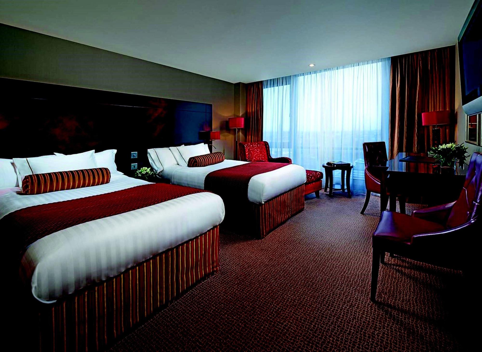 The Savoy Hotel ลิเมอริค ภายนอก รูปภาพ A room at the Crowne Plaza Hotel, Dublin