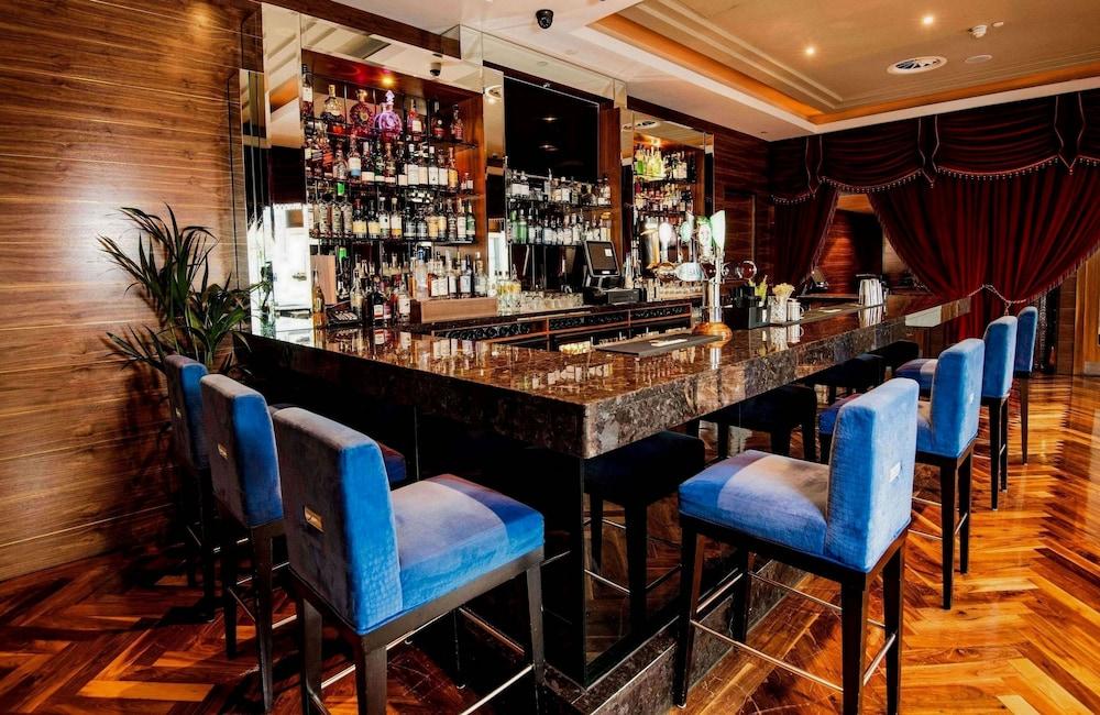 The Savoy Hotel ลิเมอริค ภายนอก รูปภาพ The bar at the hotel