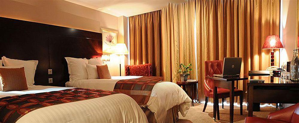The Savoy Hotel ลิเมอริค ภายนอก รูปภาพ A room at the hotel