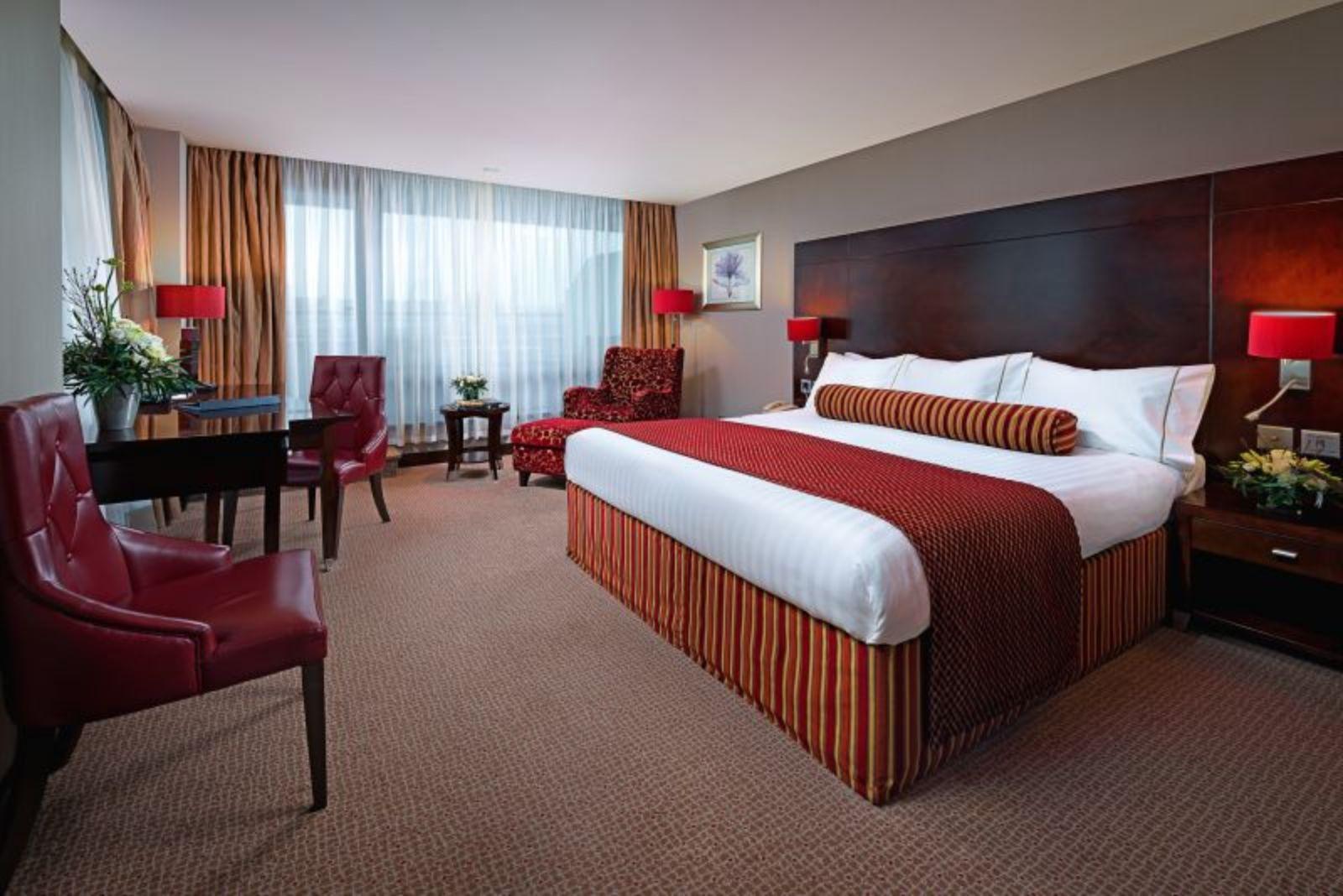 The Savoy Hotel ลิเมอริค ภายนอก รูปภาพ A bedroom at the Hilton London Heathrow