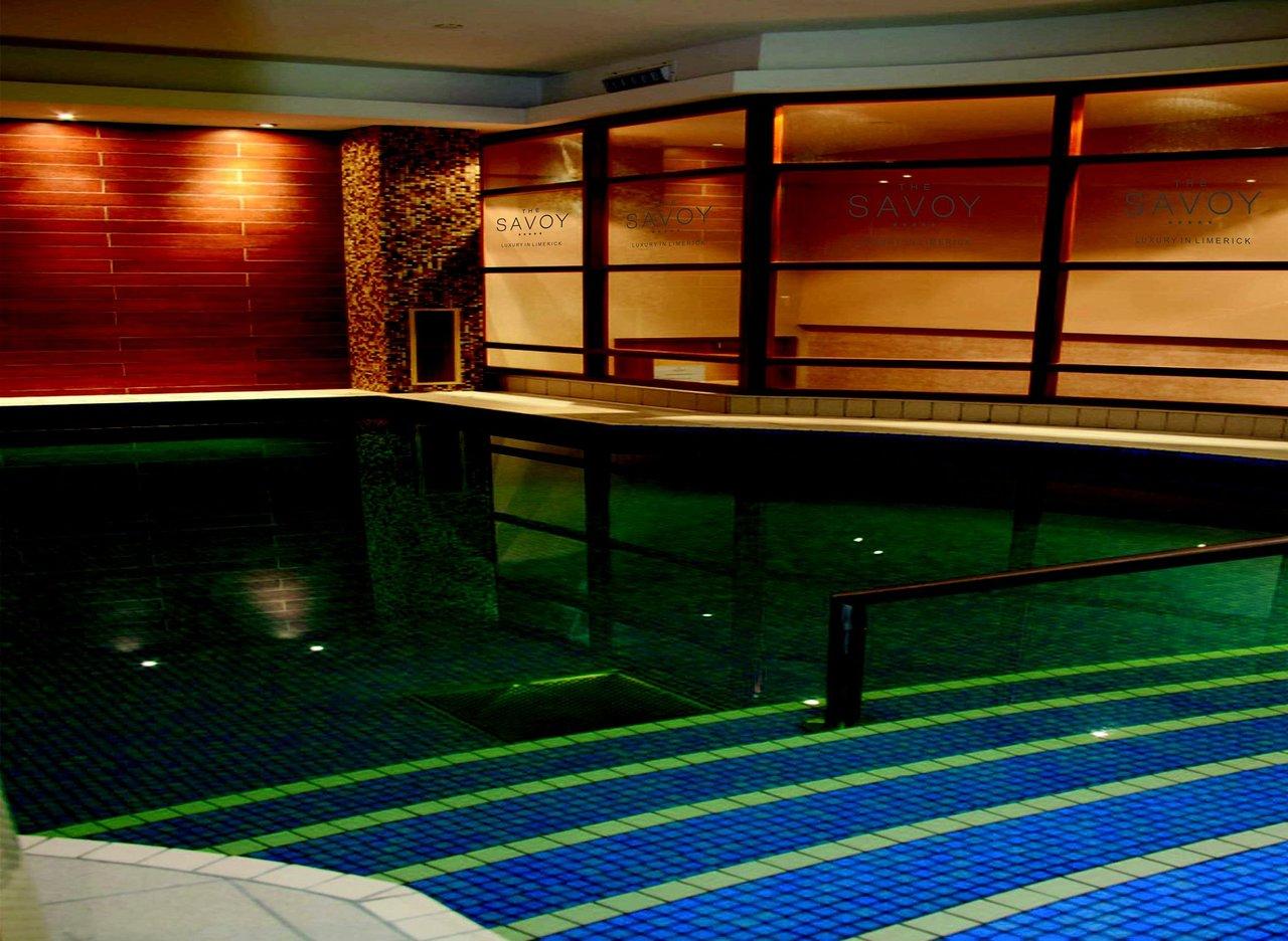 The Savoy Hotel ลิเมอริค ภายนอก รูปภาพ The pool at the hotel