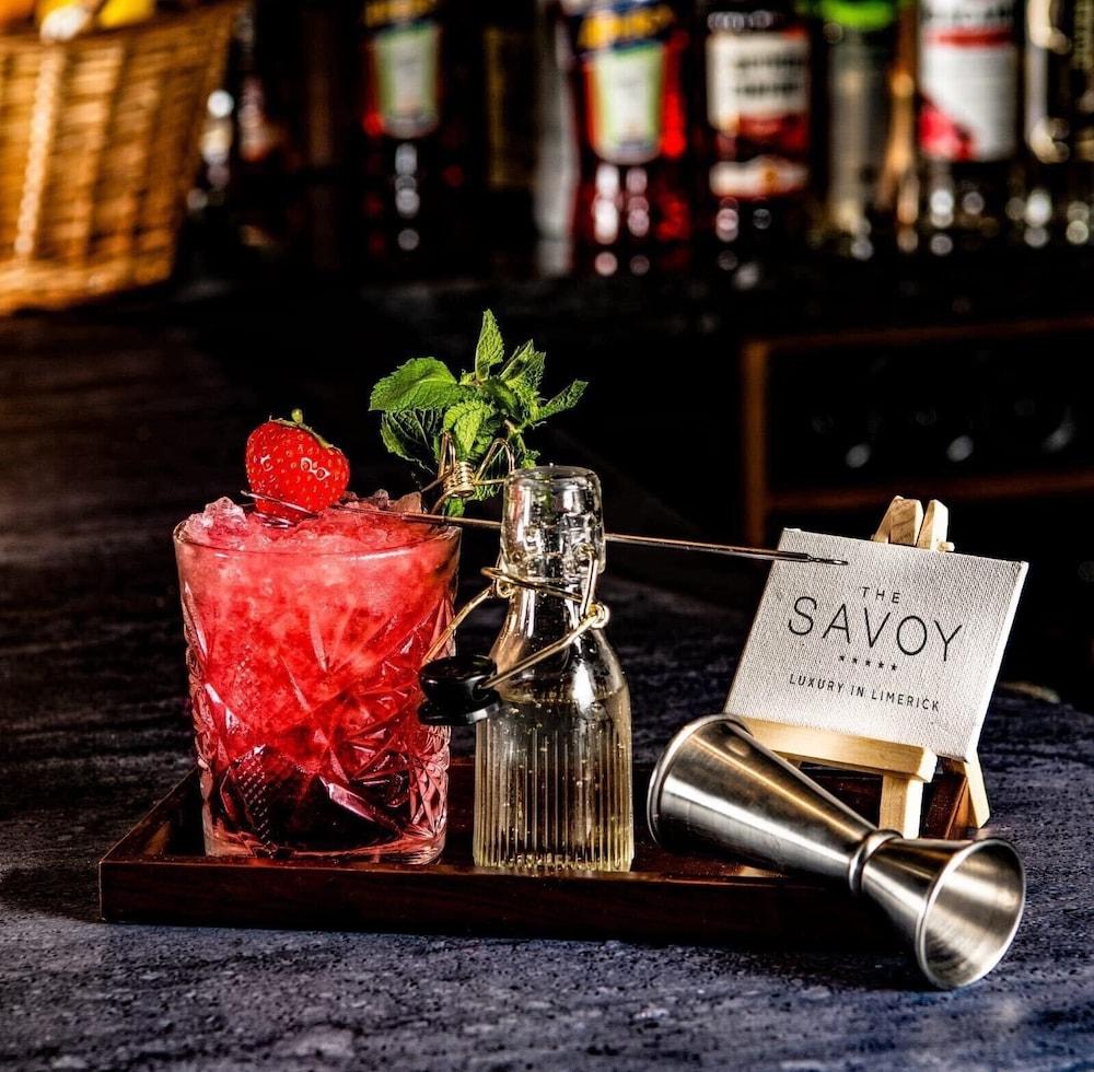 The Savoy Hotel ลิเมอริค ภายนอก รูปภาพ A cocktail at The Savoy