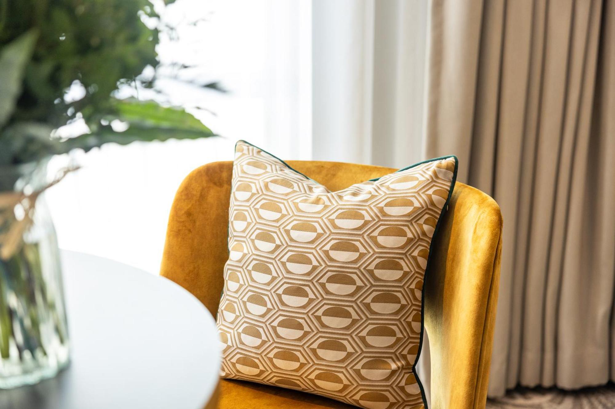 The Savoy Hotel ลิเมอริค ภายนอก รูปภาพ A throw pillow