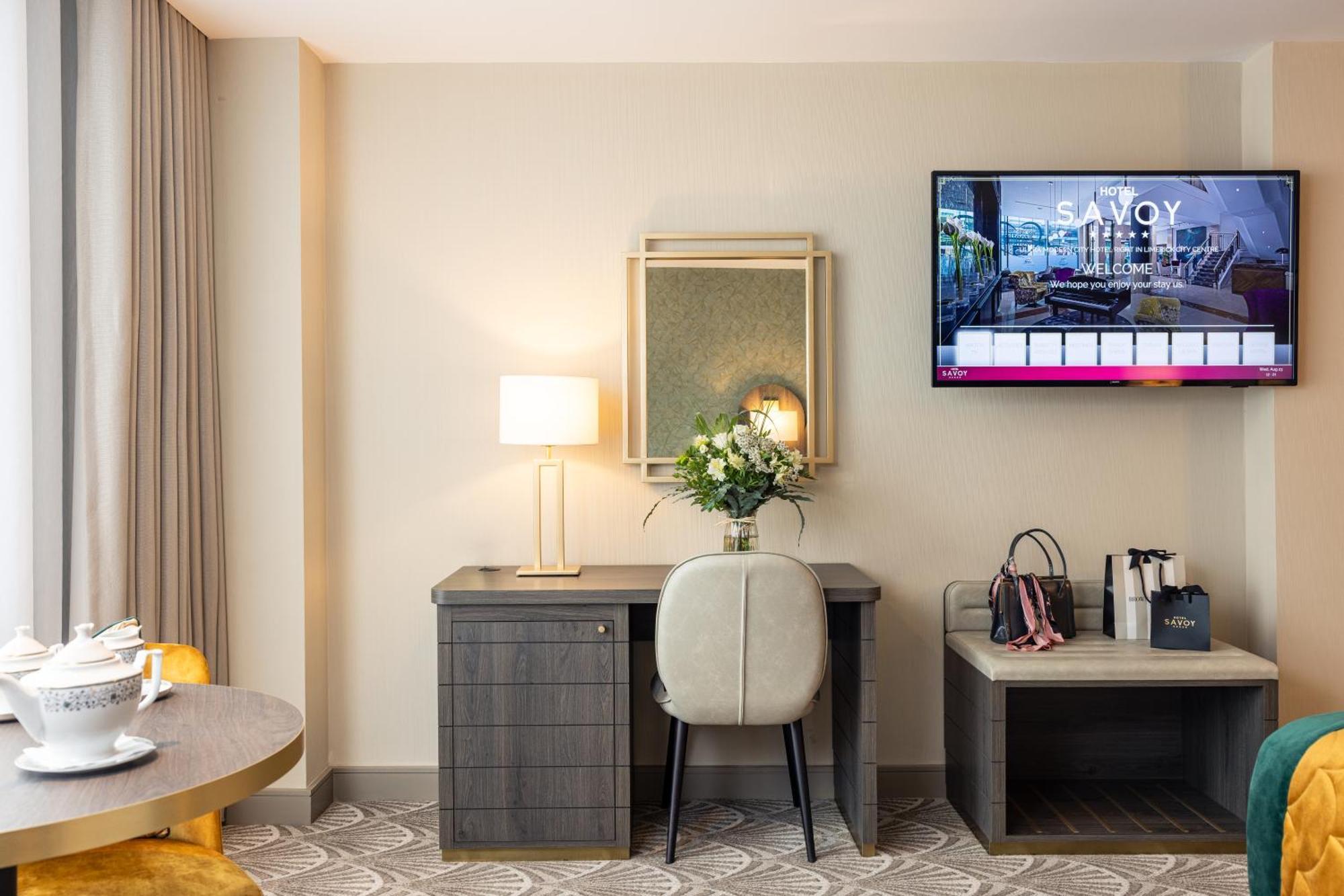 The Savoy Hotel ลิเมอริค ภายนอก รูปภาพ A room at Savoy