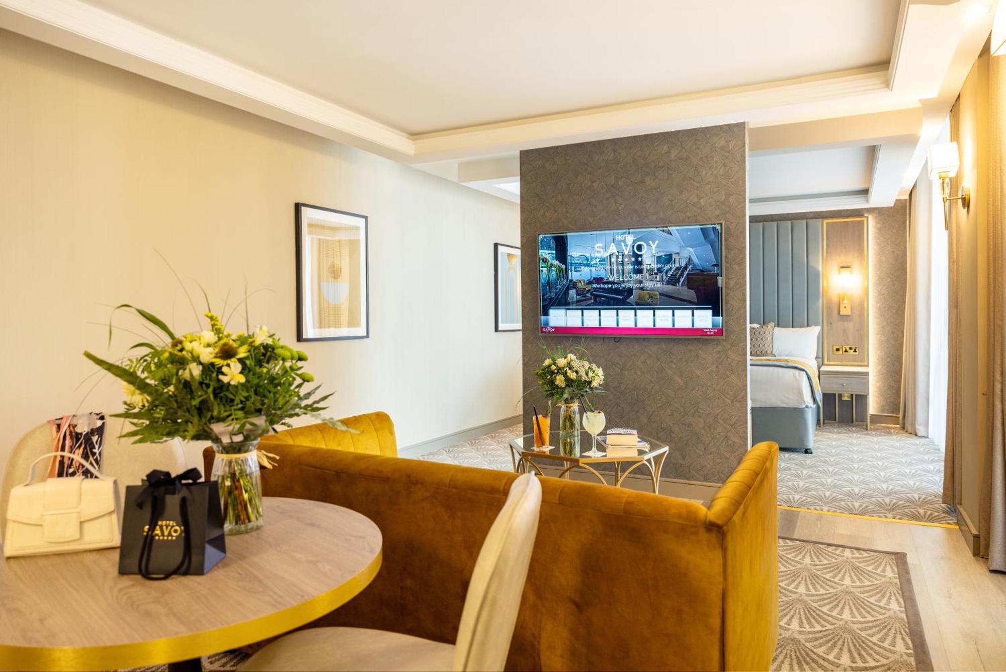 The Savoy Hotel ลิเมอริค ภายนอก รูปภาพ A suite at the hotel
