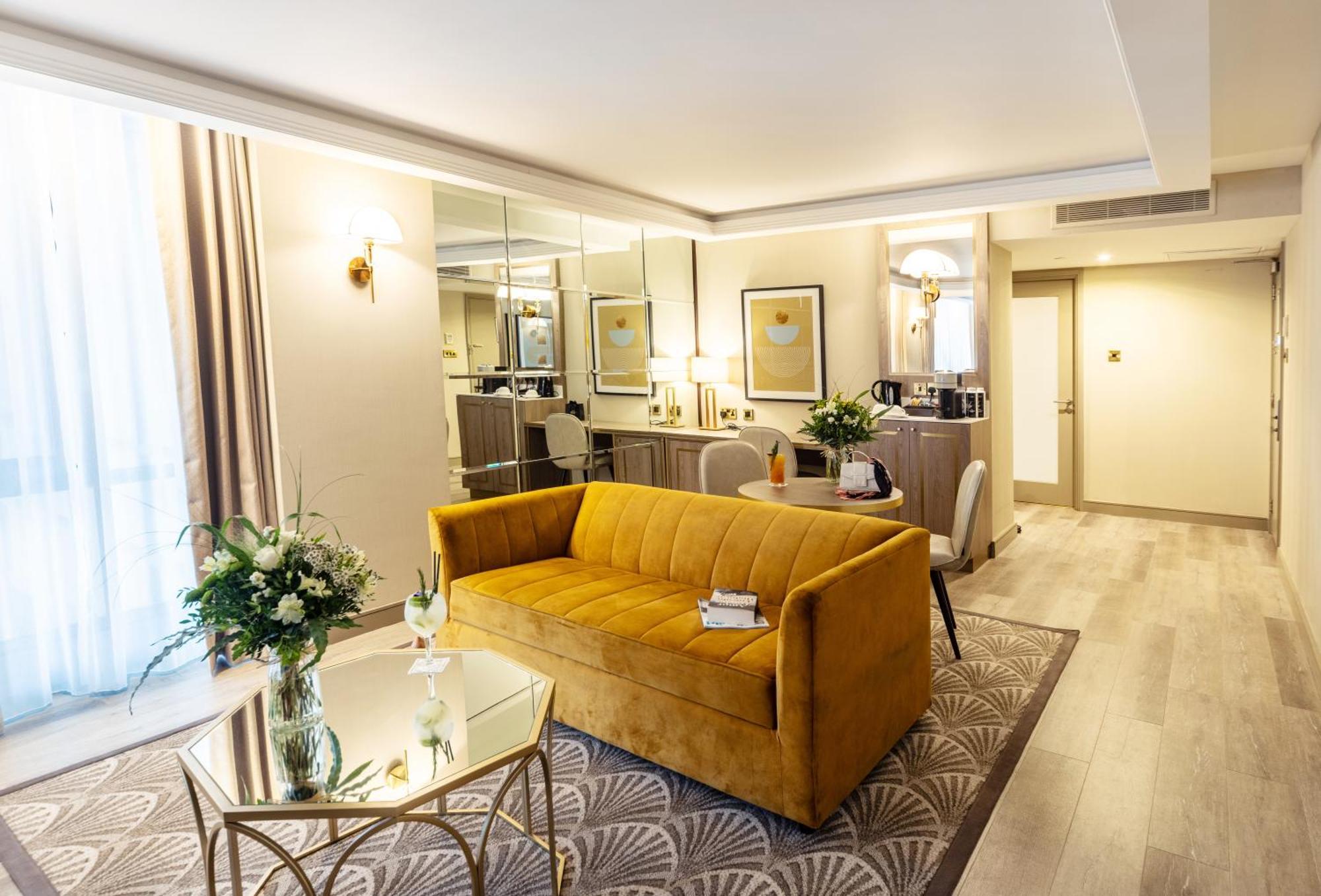 The Savoy Hotel ลิเมอริค ภายนอก รูปภาพ Suite at the Hilton London West End