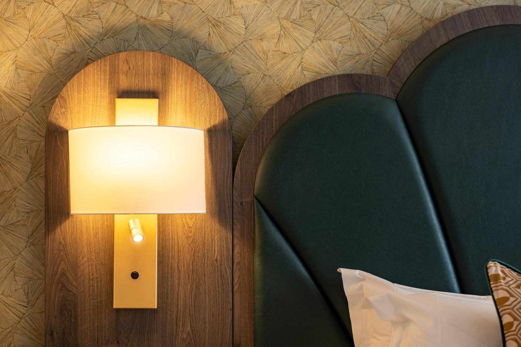 The Savoy Hotel ลิเมอริค ภายนอก รูปภาพ A wall light