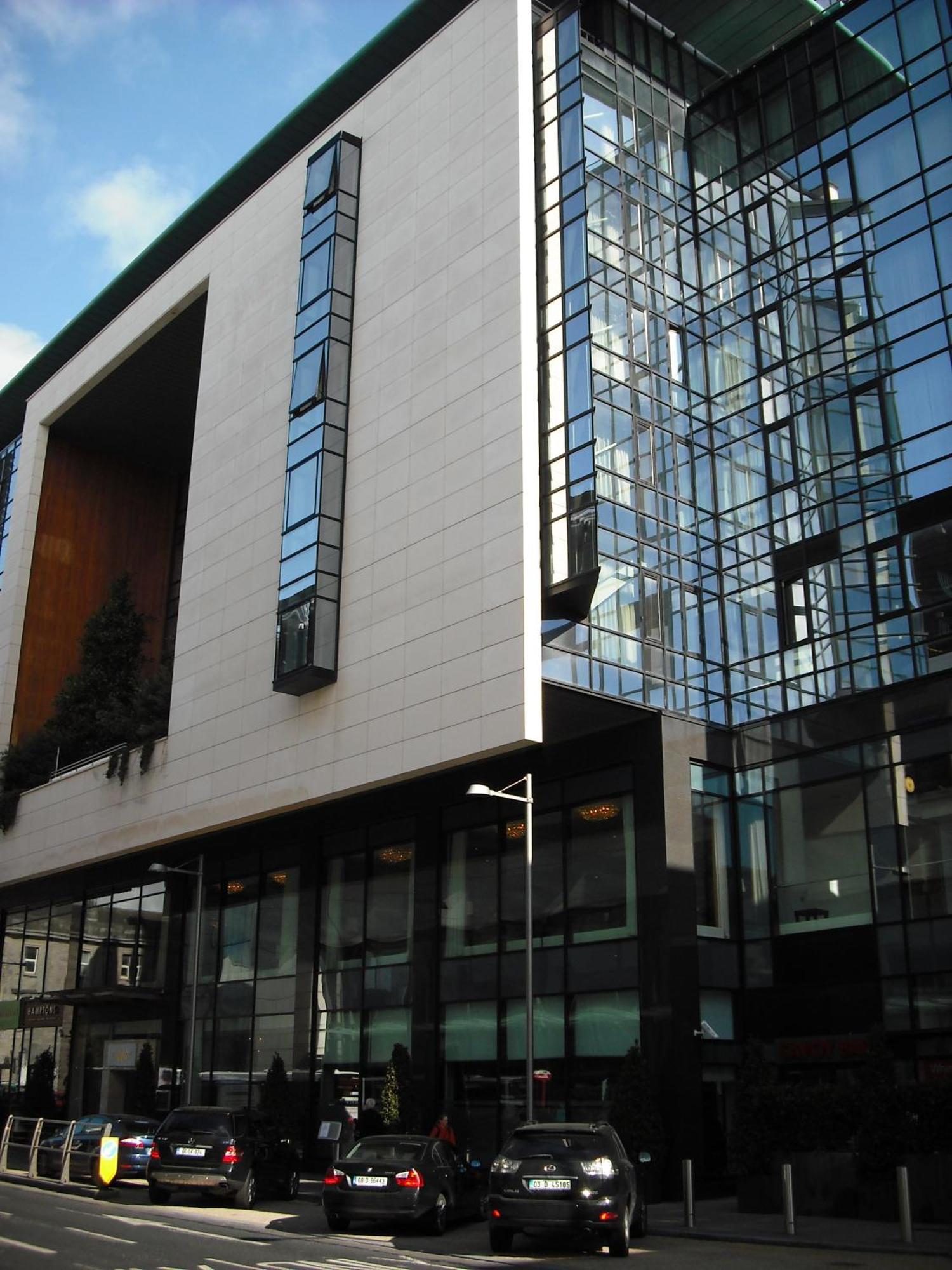 The Savoy Hotel ลิเมอริค ภายนอก รูปภาพ The new building of the University of Novi Sad