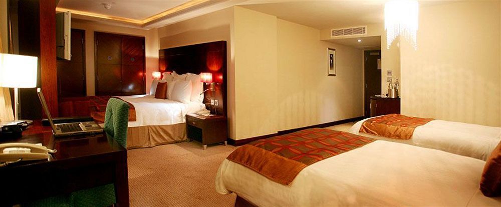 The Savoy Hotel ลิเมอริค ภายนอก รูปภาพ A room at the hotel