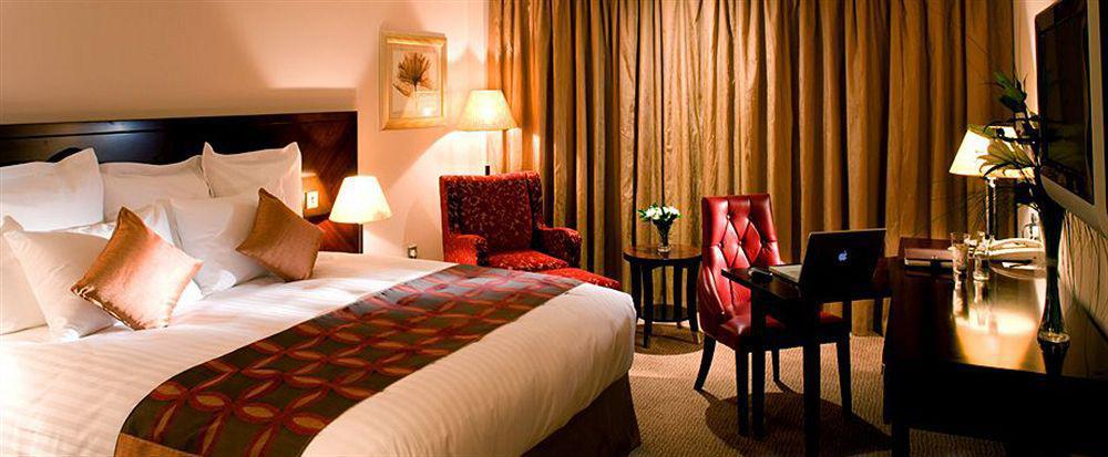 The Savoy Hotel ลิเมอริค ห้อง รูปภาพ A room at the hotel